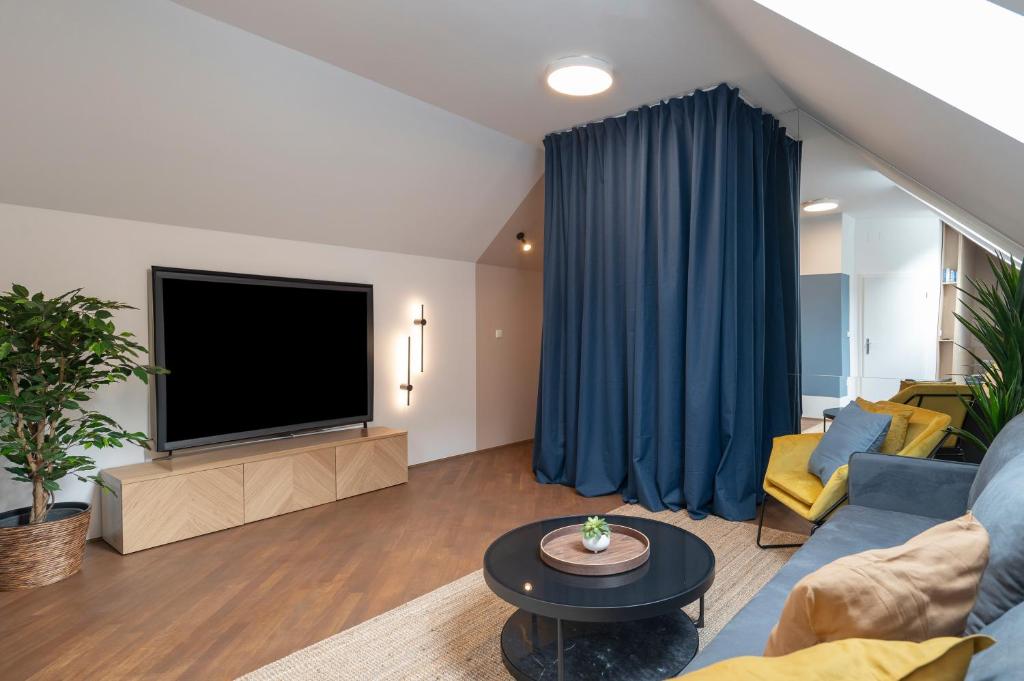 卢布尔雅那Strict city apartments的客厅配有大电视和沙发