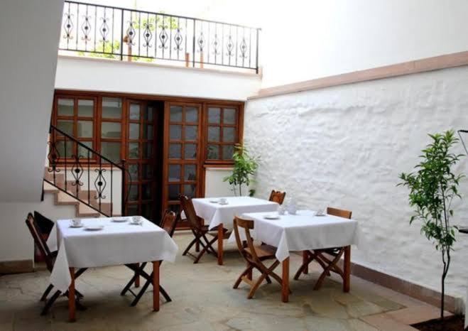 埃德雷米特village house kazdağları otel & restaurant的带阳台的客房内配有2张桌子和椅子