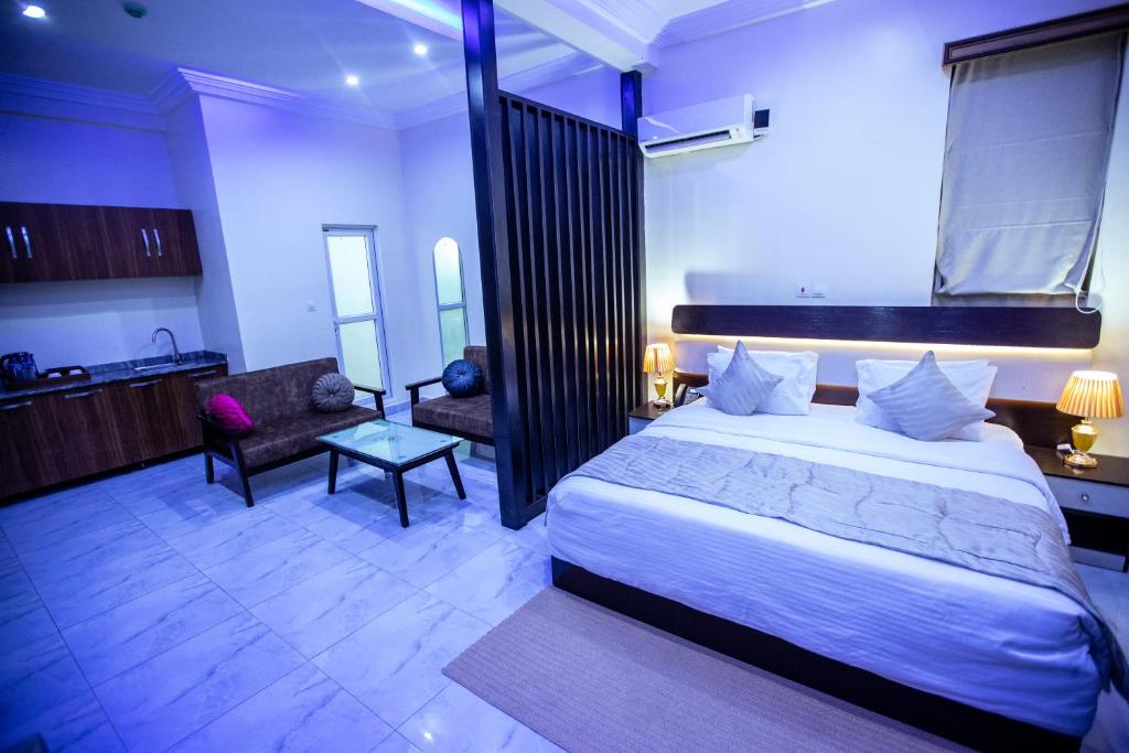 伊凯贾Apartment 79 Hotel的酒店客房带一张床和一个厨房