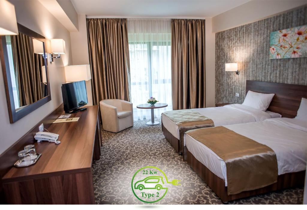 雅西阿瑞尼亚酒店的酒店客房配有一张床、一张书桌和一台电视。