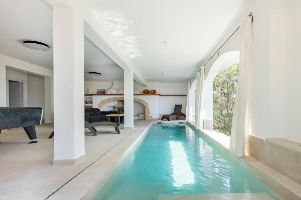 马略卡岛帕尔马Big Villa Can Pedro in Palma de Mallorca的一个带客厅的房子里的无边游泳池