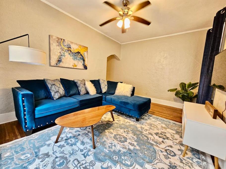 孟菲斯Cute stay in Memphis的客厅配有蓝色的沙发和桌子