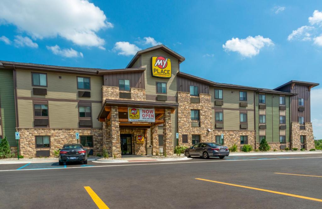 爱达荷福尔斯My Place Hotel-Idaho Falls, ID的路边有 ⁇ 红标志的酒店