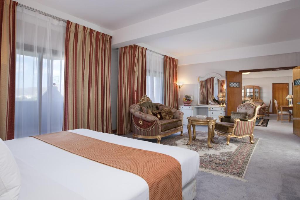 奈季兰Gloria Inn Najran的酒店客房设有床和客厅。