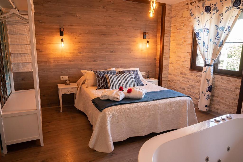 埃尔托尔诺Apartamento Rural Amaluna的一间卧室配有一张床和浴缸