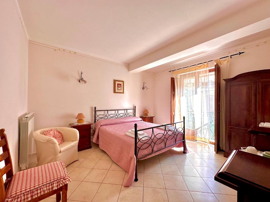 阿杰罗拉沃尔皮住宿加早餐旅馆的卧室配有床、椅子和窗户。