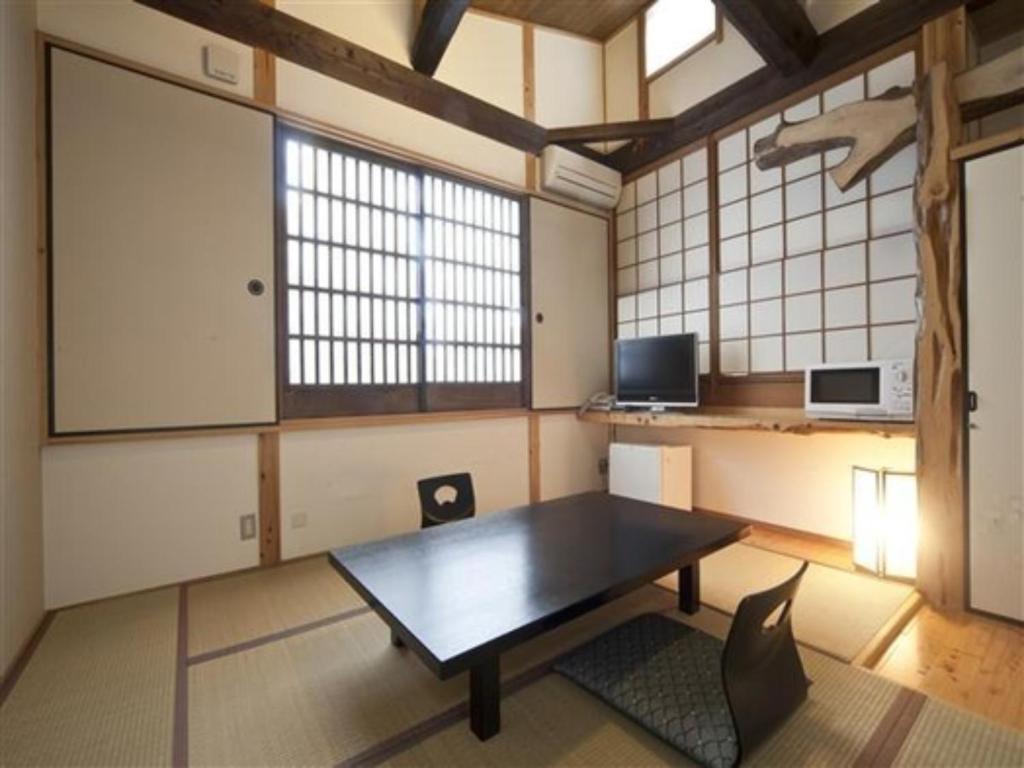 别府Kannawa Onsen Zekkei no Yado Sakuratei - Vacation STAY 50714v的大型客房配有桌子和电视。