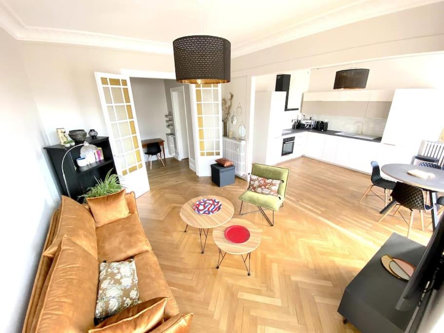 安锡T3 de 73 m2 , garage , vue montagnes et château的客厅配有沙发和桌子