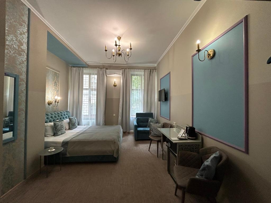 利沃夫Family Residence Boutique Hotel的一间卧室设有一张床和一间客厅。