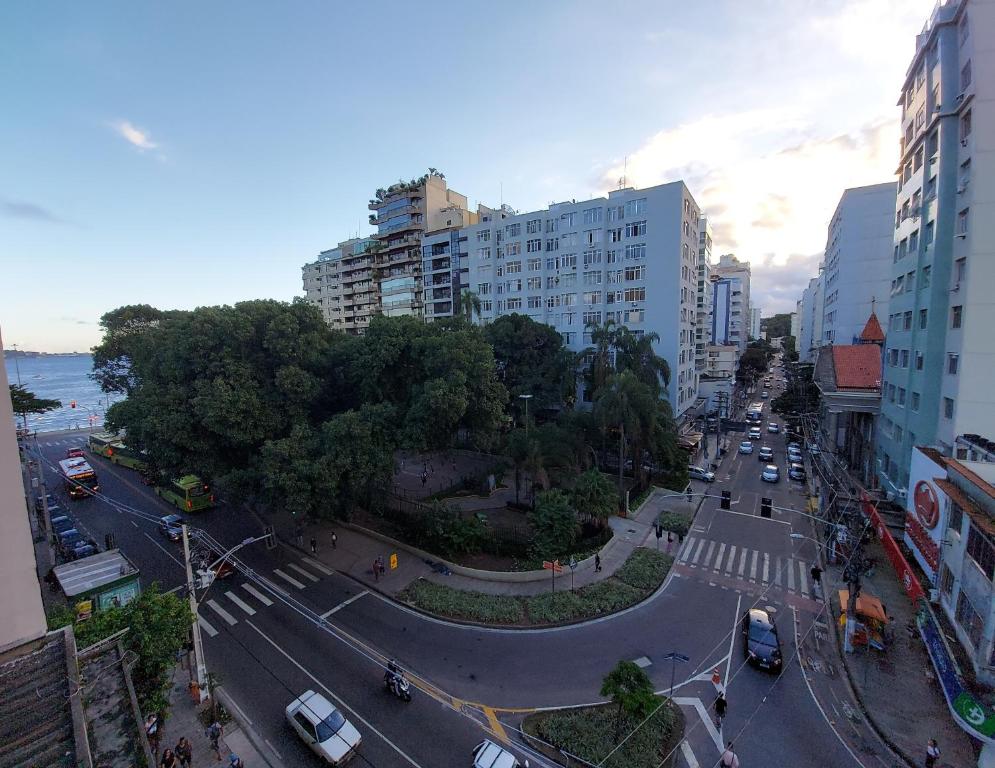 尼泰罗伊Loft Espaçoso e Aconchegante的城市街道的空中景观