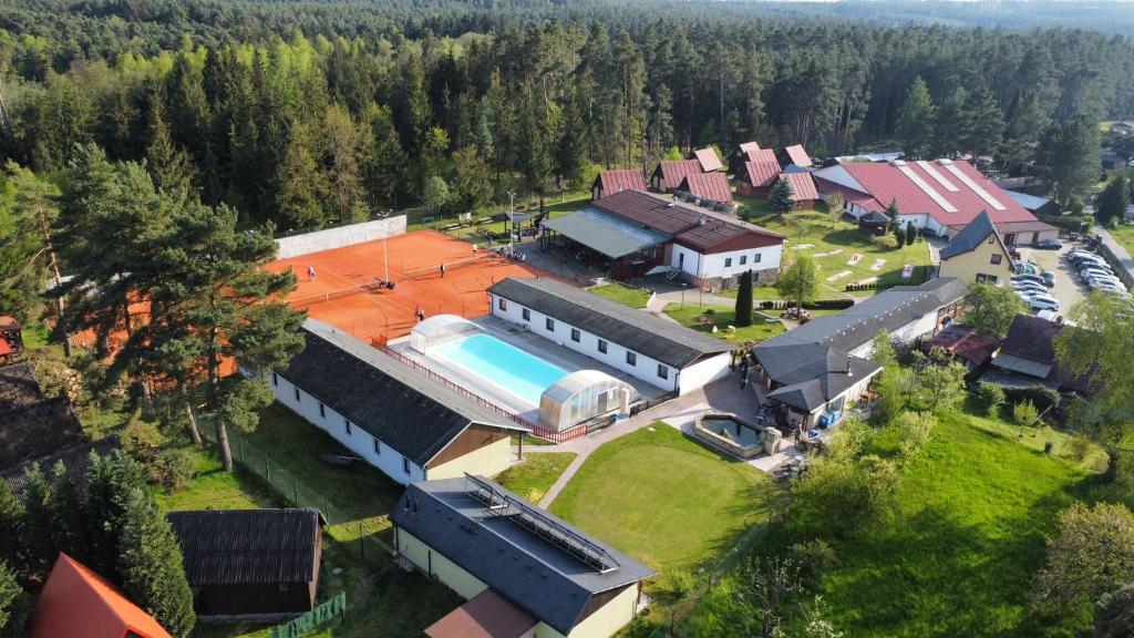 KněžmostRÁJ sportovní a rekreační resort Branžež的享有带游泳池的房屋的空中景致