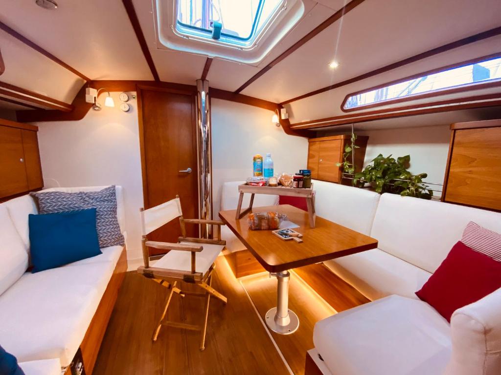巴勒莫Boat and Breakfast的一个带桌子和沙发的小客厅