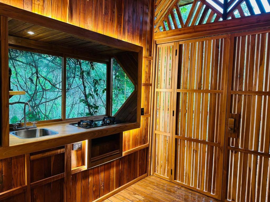 GuatemalaTamarindo Pura Selva Eco Tree House的一个带水槽的厨房和一个窗户