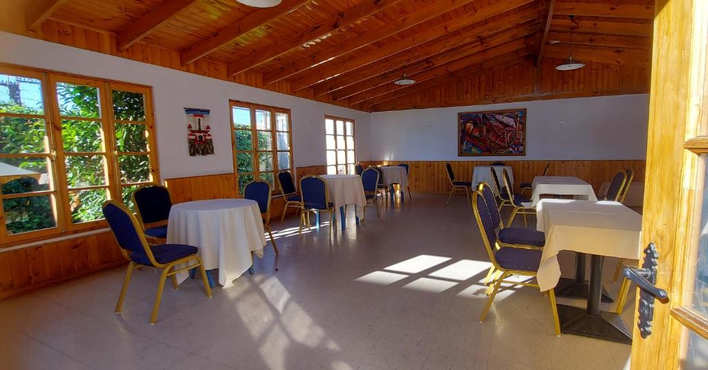 拉塞雷纳Hotel Chagual的用餐室设有桌椅和窗户。
