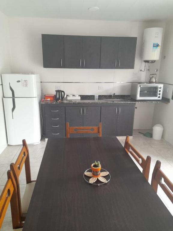 比亚瓜伊Apartamento Sinde的厨房里配有一张桌子,上面有盘子的食物