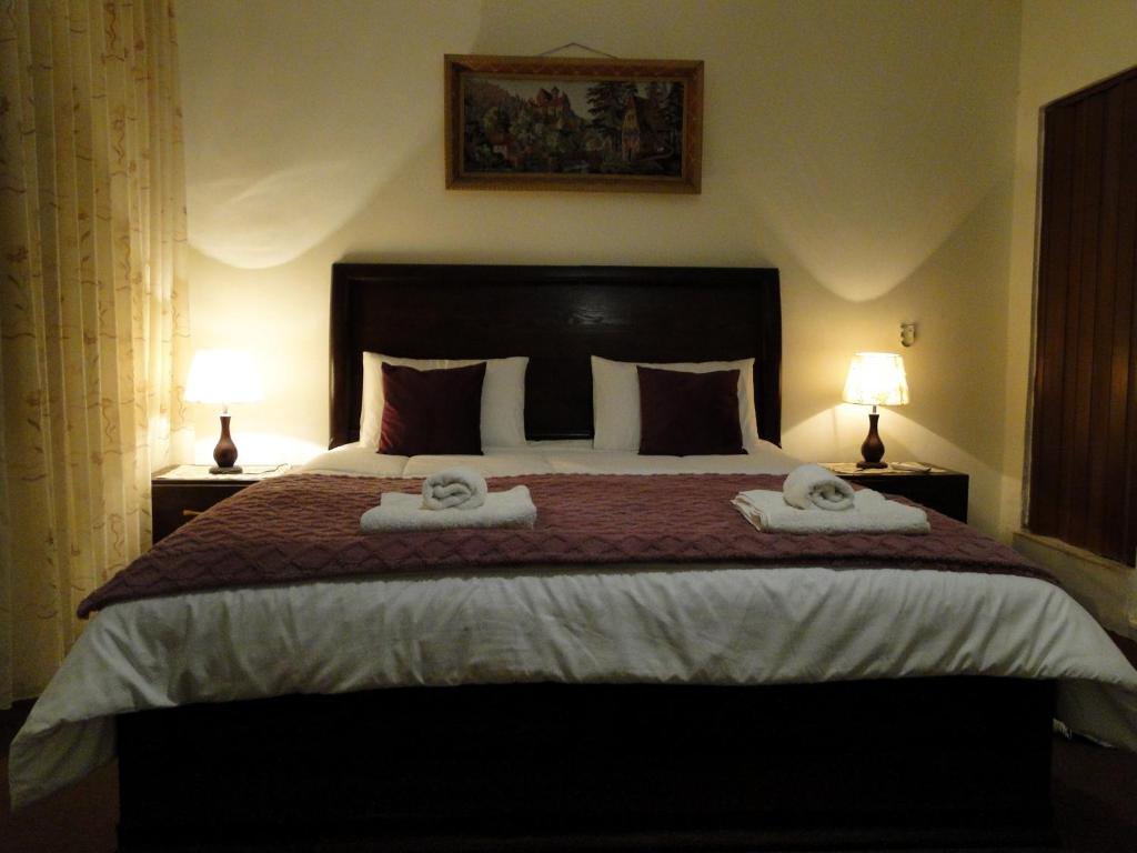 乌姆盖斯( b&b ) Gadara rent room的一间卧室配有一张大床和两条毛巾