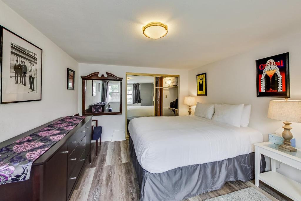 旧金山Charming 1 Br Apt Near Ocean & Sutro Heights Park的卧室配有白色大床和梳妆台