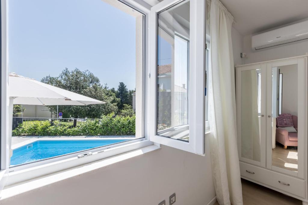斯普利特Villa KaTess with heated pool的客房设有窗户和游泳池