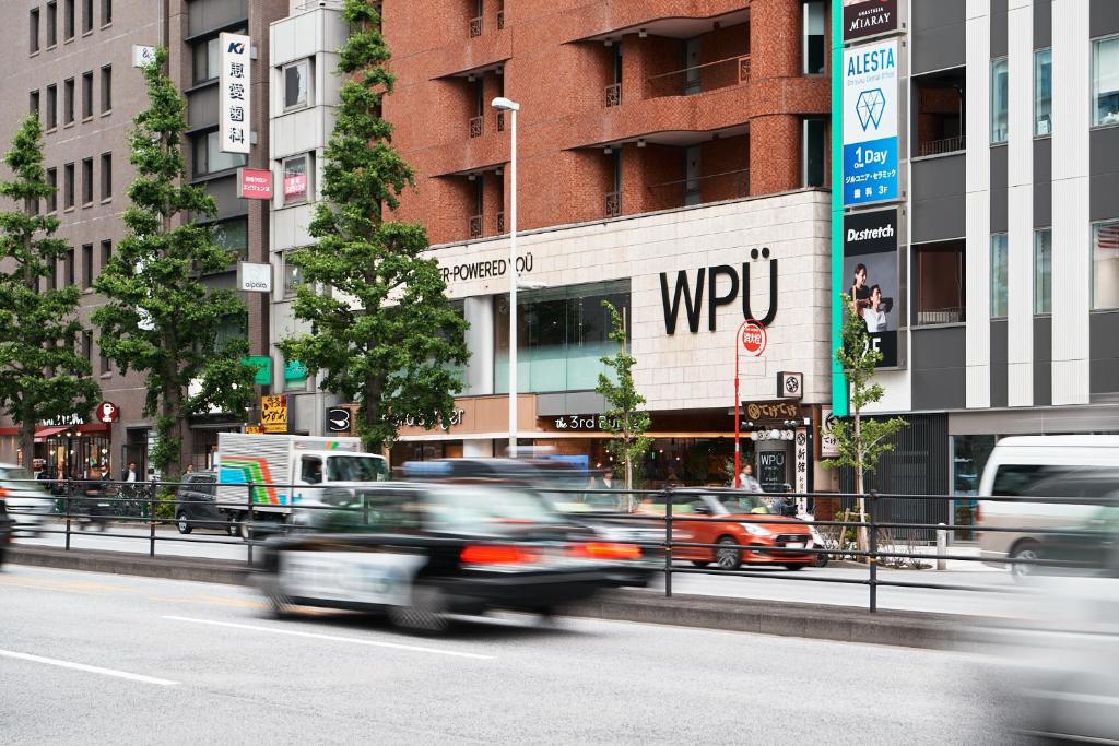 东京WPU Shinjuku的一条繁忙的城市街道,在建筑前有汽车