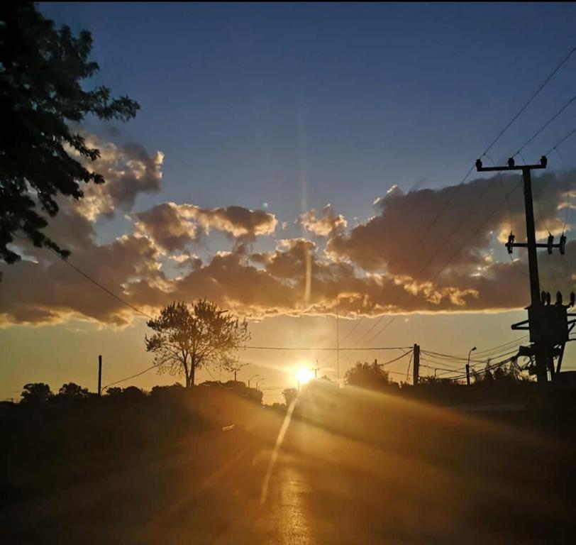 塞拉纳镇Barro的日落在路上,阳光在天空中