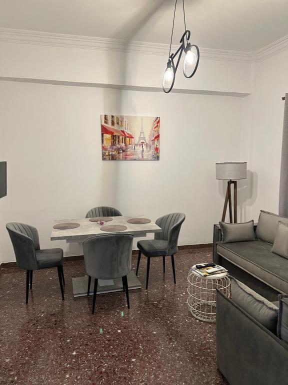 雅典Technopolis Luxury Apartments的客厅配有桌椅和沙发