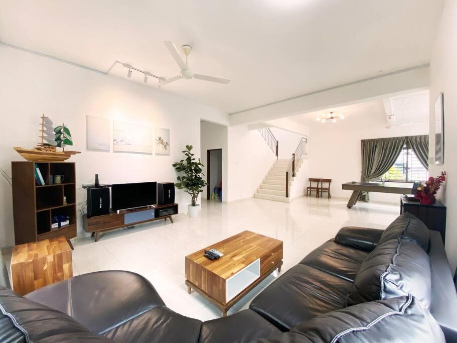 峇株巴辖Nestle Homestay@Batu Pahat的客厅配有真皮沙发和茶几