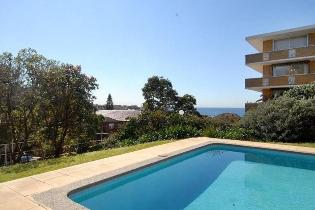 悉尼Beautiful 1 bedroom unit 1 block from Coogee beach的大楼前的游泳池