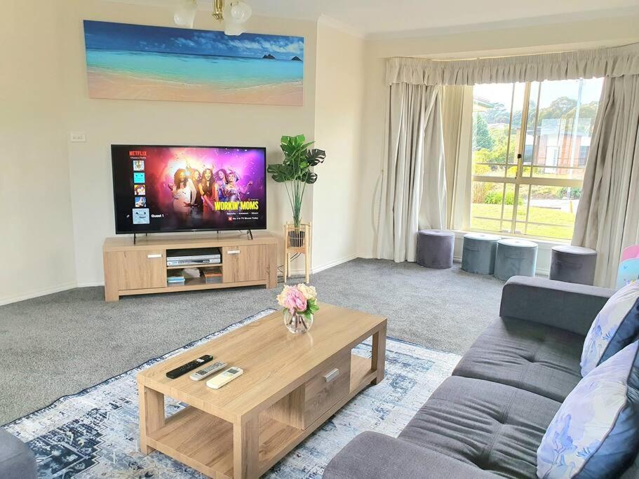 MoonahSpacious Home in West Moonah, Hobart的带沙发和电视的客厅