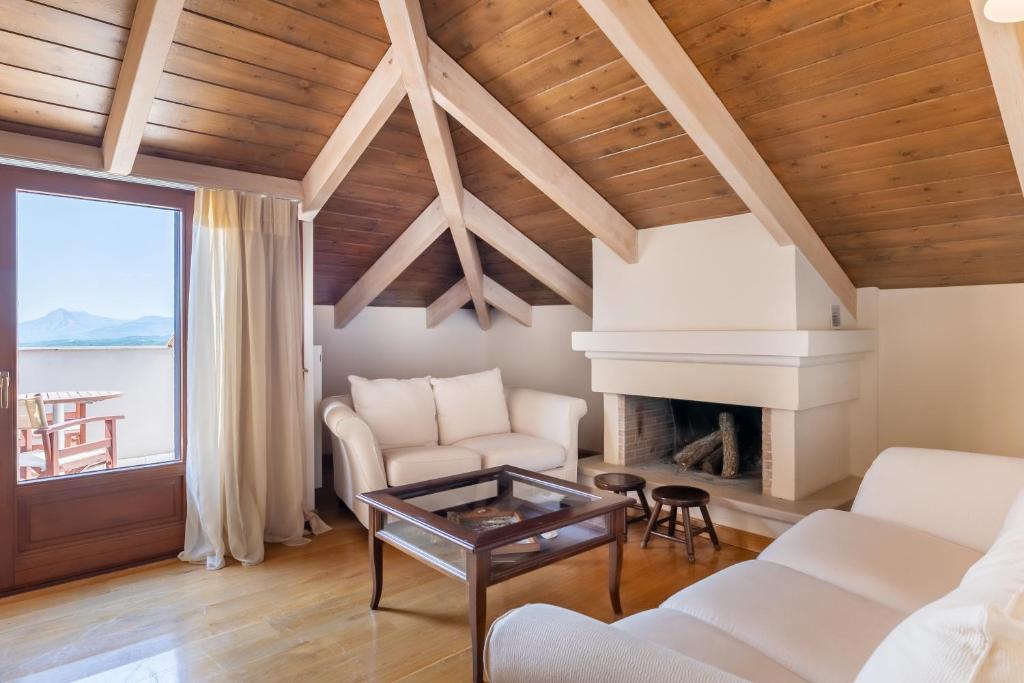 科尼察科尼特萨高山酒店的客厅配有白色家具和壁炉