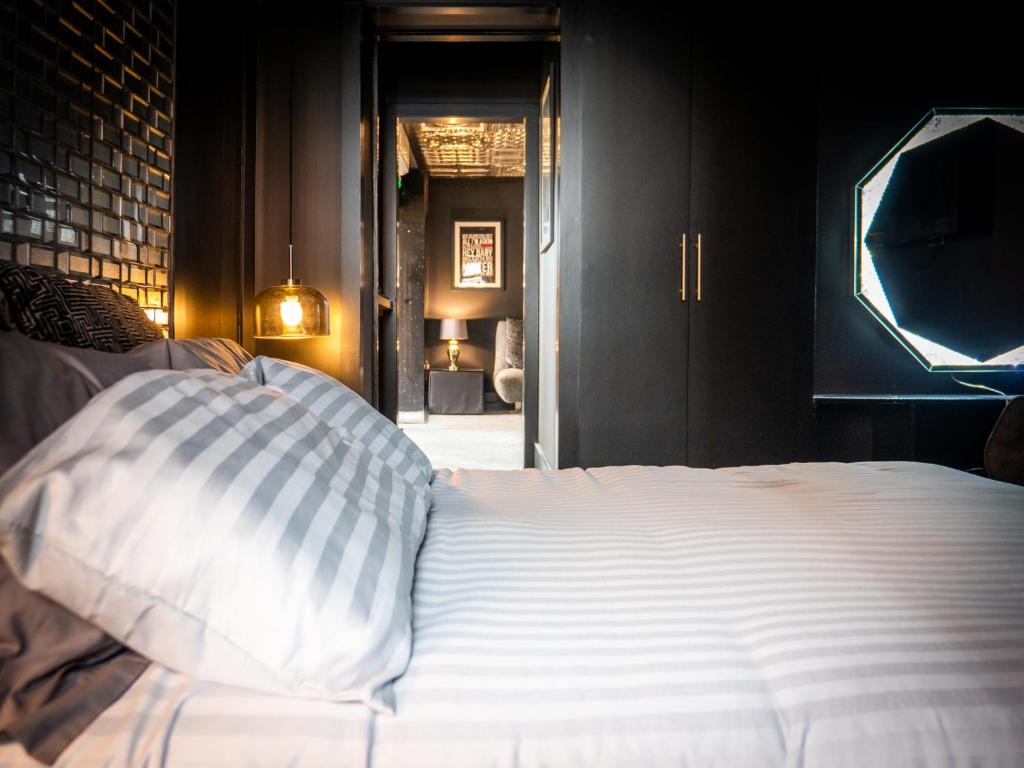 布罗德斯泰The Sea Lounge Accomodation的卧室配有白色的床和砖墙