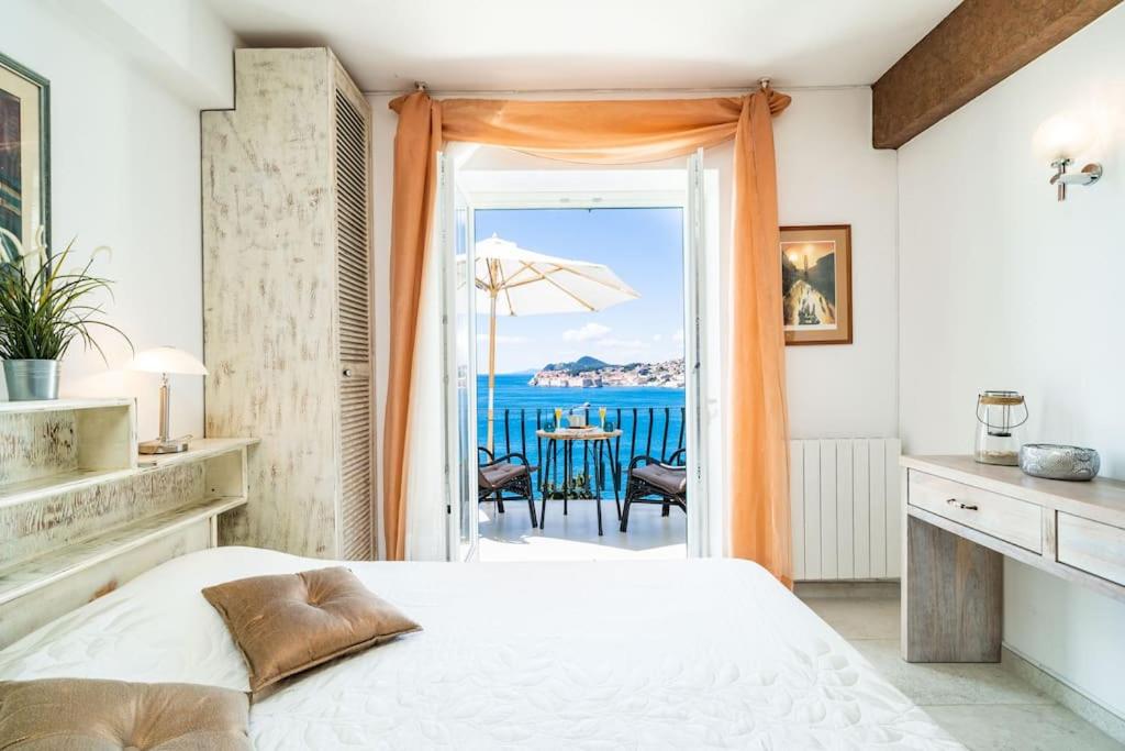 杜布罗夫尼克Beach House Sveti Jakov 1的一间卧室配有一张床,享有海景