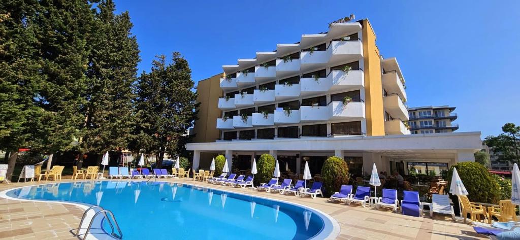 阳光海滩克里苏拉酒店的大楼前设有游泳池的酒店