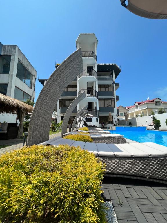 科布列季HOTEL SABA的一座带游泳池和大楼的度假村