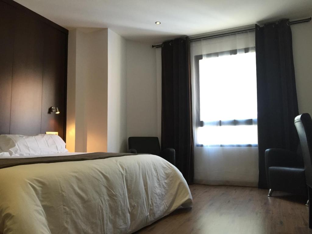 比利亚罗夫莱多卡斯蒂洛酒店的酒店客房设有床和窗户。