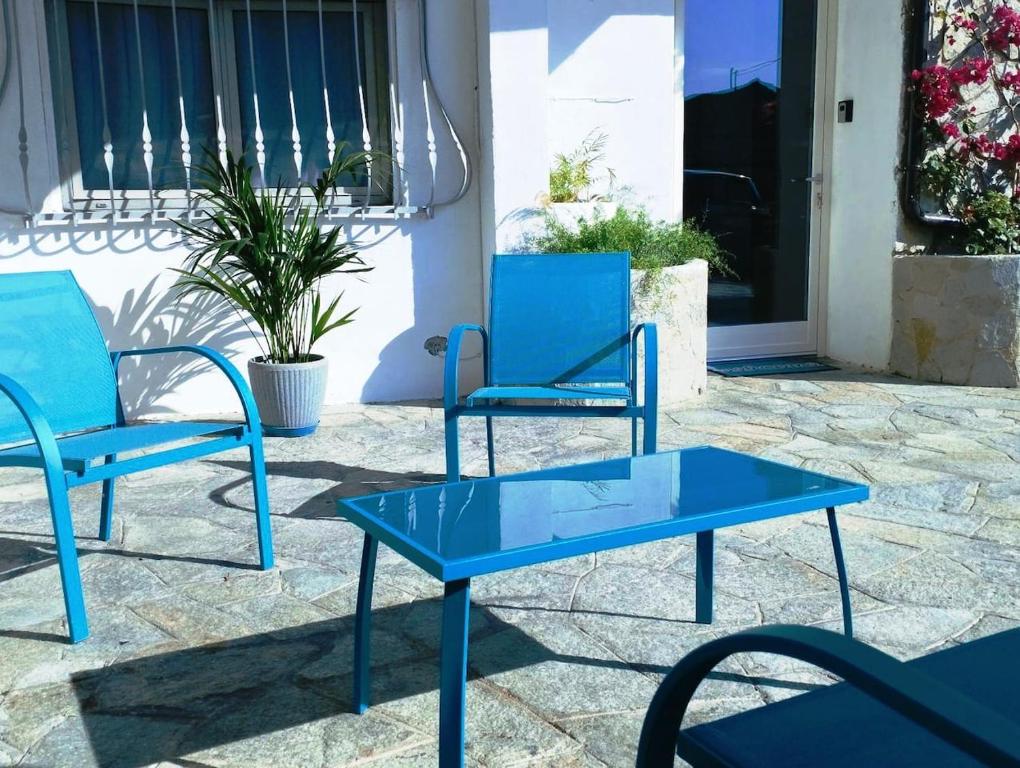 迪亚诺卡斯泰洛Casa Relax Diano Castello的庭院里设有两把蓝色的椅子和一张桌子