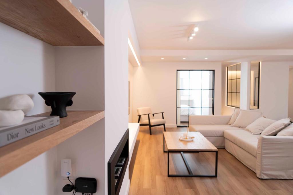 卡利斯托斯Underground Luxury Living的客厅配有白色的沙发和桌子