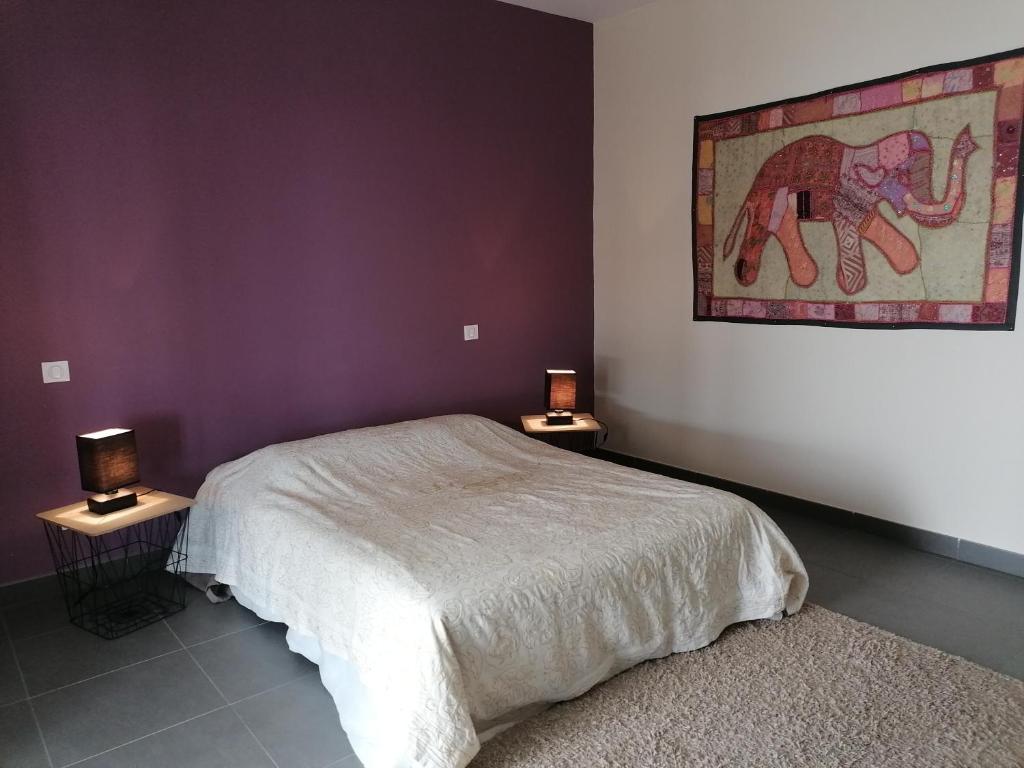 波尔蒂乔CHAMBRE AVENTURE VUE EXCEPTIONNELLE PORTICCIO的一间卧室配有一张床和两张带台灯的桌子。