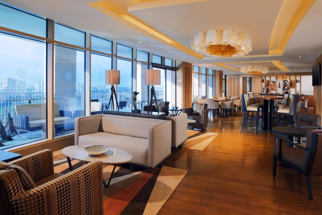 阿达纳大阿达纳喜来登酒店的客厅配有沙发和桌子