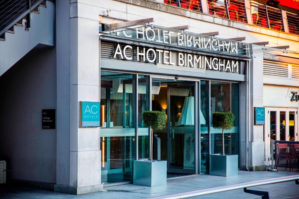 伯明翰AC Hotel by Marriott Birmingham的两棵盆栽树的旅馆大楼