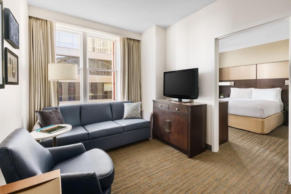 亚特兰大亚特兰大市中心公寓式酒店的酒店客房设有一张沙发和一张床