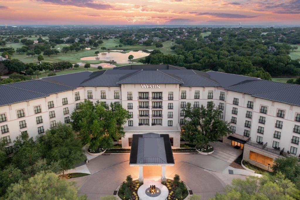弗赖拉辛The Westin Dallas Stonebriar Golf Resort & Spa的享有酒店空中景色,拥有一座大型建筑