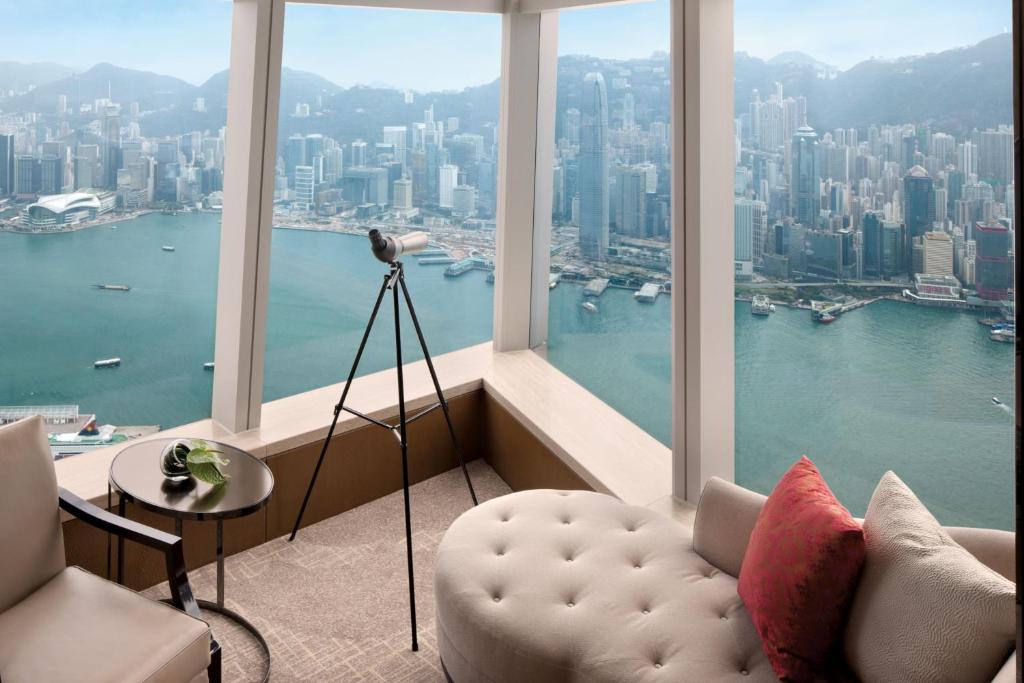 香港丽思卡尔顿酒店的一间享有城市美景的客厅
