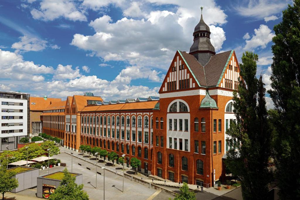 汉诺威汉诺威佩里坎喜来登酒店的一座大型砖砌建筑,上面有塔楼