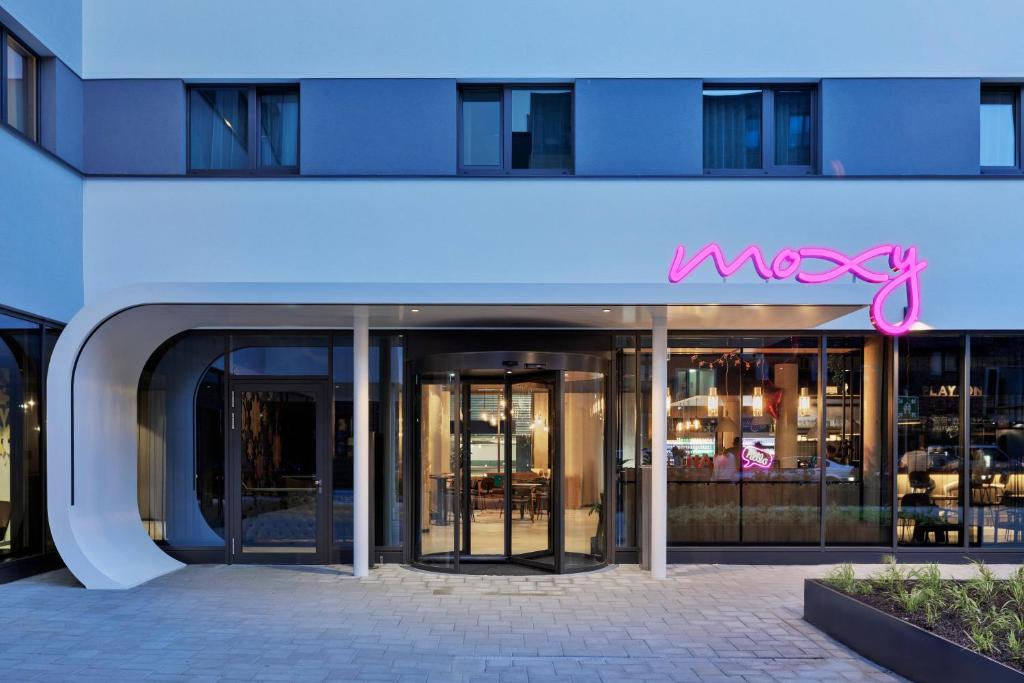 汉堡Moxy Hamburg Altona的建筑的侧面有 ⁇ 虹灯标志