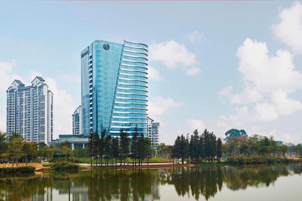 广州广州南沙越秀喜来登酒店的水体旁边的高楼