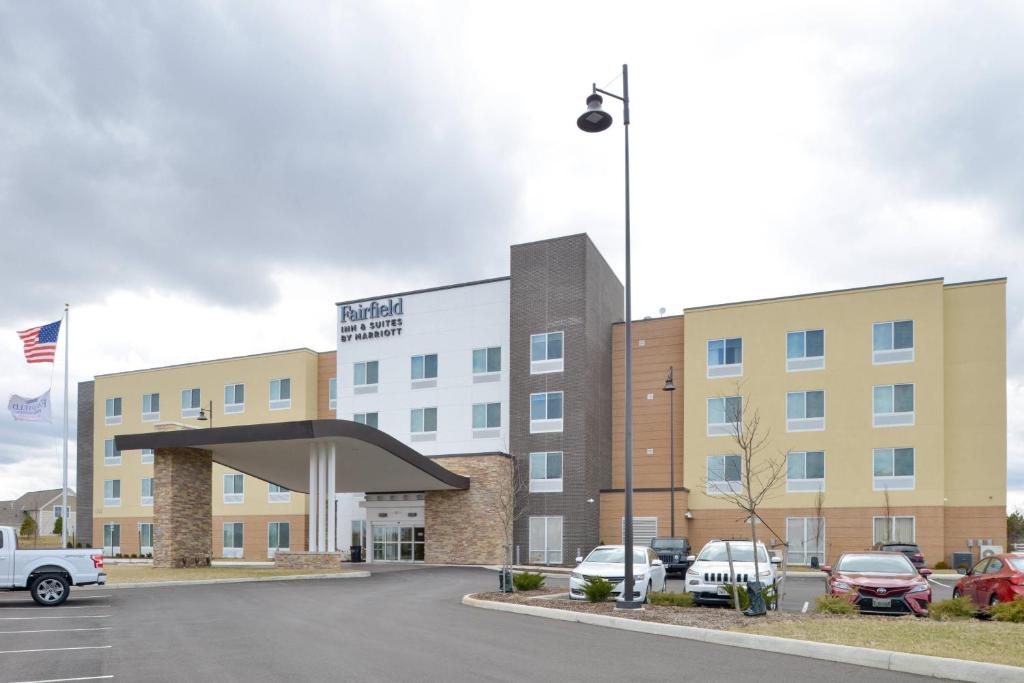 格罗夫城Fairfield Inn & Suites by Marriott Columbus Grove City的把汽车停在停车场的医院