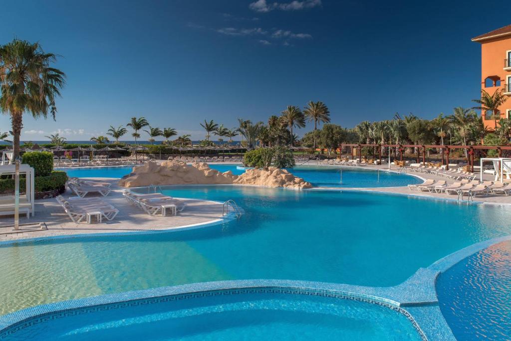 卡勒达德福斯特喜来登富埃特文图拉高尔夫水疗度假酒店的度假村内的一个蓝色海水游泳池