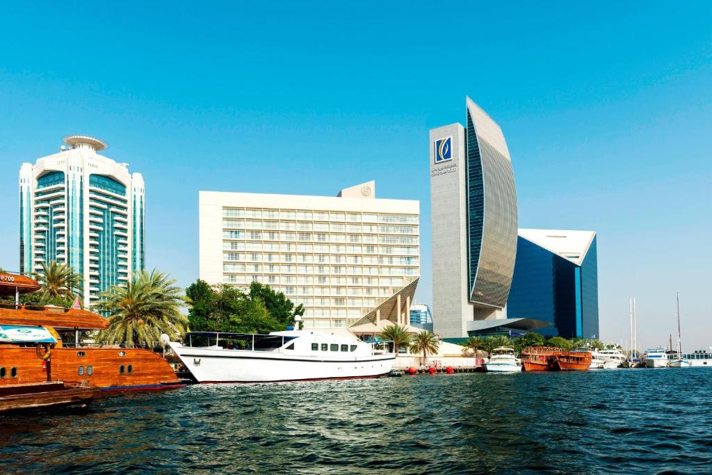 迪拜迪拜克里克喜来登酒店大厦的白船停靠在城市前