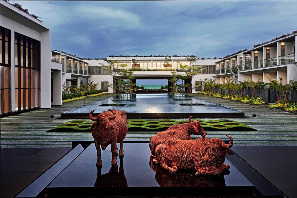 马哈巴利普拉姆Sheraton Grand Chennai Resort & Spa的楼地板上的两座公牛雕像