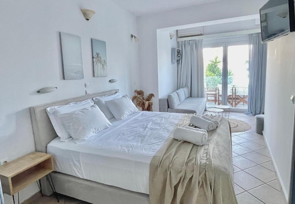 扎金索斯镇San Salvatore的白色卧室设有一张大床和一张沙发